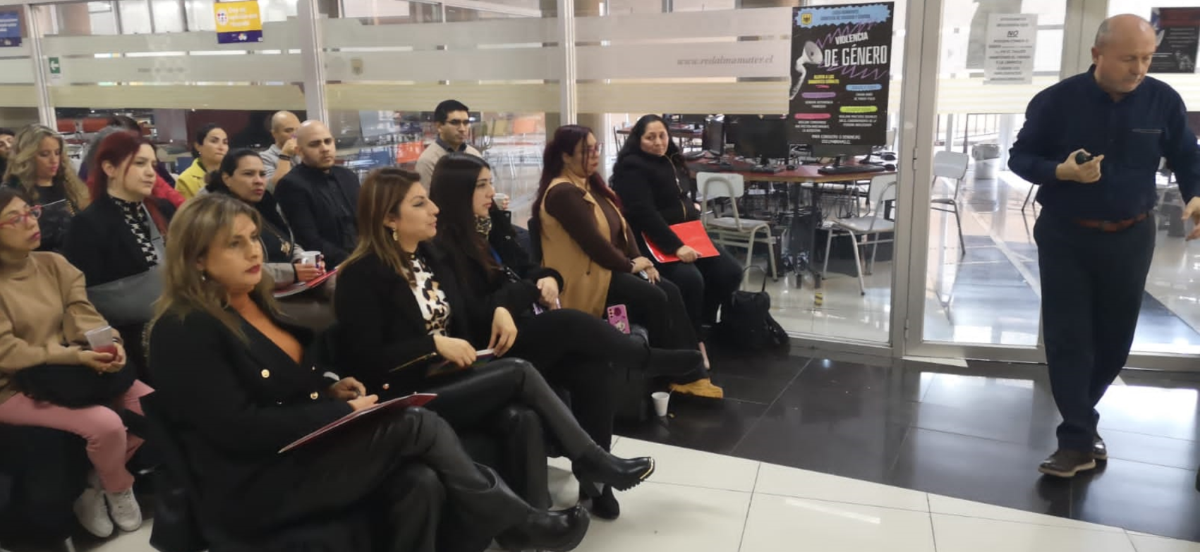 personas en un curso de metodologías educativas en auditorio