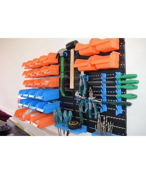 set de herramientas en estante de pared