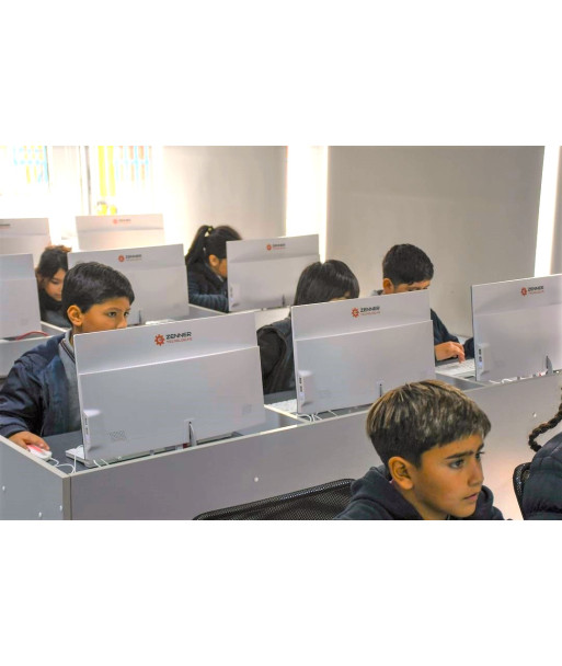 niños en laboratorio computacion zenner usando all in one