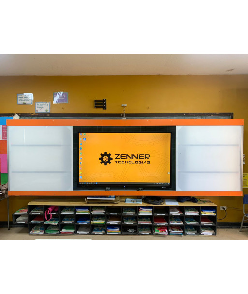 pantalla multitouch anclada en la pared con pizarras acrilicas