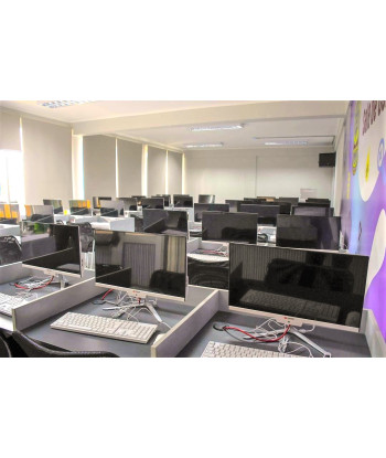 muebles y computadores en sala