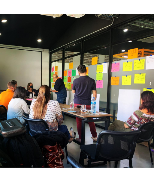 personas en un coworking y lluvia de ideas