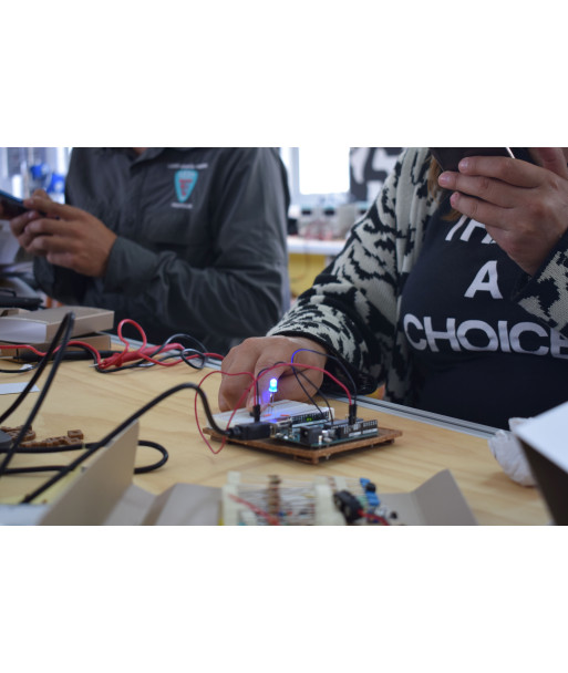 pofesor usando arduino sala maker