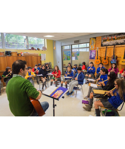 profesor enseñando musica a grupo de estudiantes en una sala de musica educativa